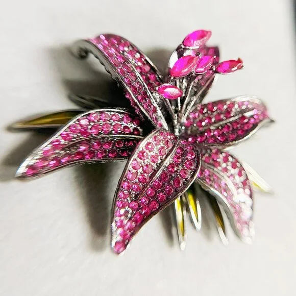 Lily flower brooch, Purple Crystal brooch, vintage brooch, Crystal Floral brooch - Picture 5 of 8